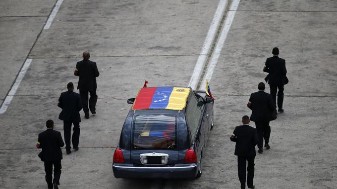 Čestná stráž doprovází auto vezoucí rakev s tělem posledního venezuelského prezidenta Huga Cháveze během pietního aktu, jež se konal 15. března v Caracasu.