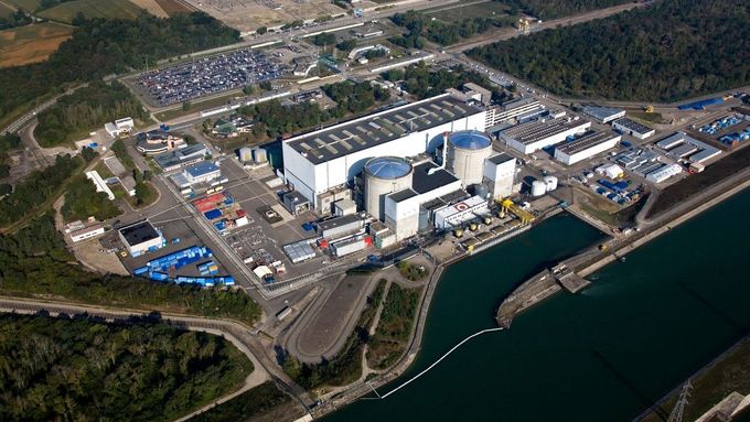 Francie odpojuje nejstarší jadernou elektrárnu. Macron chce snížit závislost na jádru