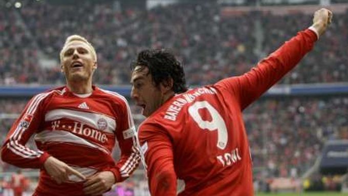 Christian Lell a Luca Toni oslavují gól Bayernu Mnichov