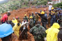 Počet obětí sesuvů půdy v Sieře Leone vystoupal na 500, po celé zemi se konaly bohoslužby