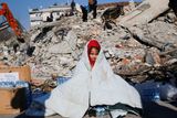 Začátkem února Tureckem a Sýrií otřáslo zemětřesení o síle 7,8 stupně Richterovy škály. V troskách budov zahynulo přes 50 tisíc lidí a více než 100 tisíc bylo zraněno.