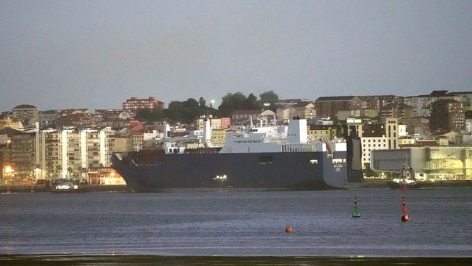 Saudskoarabská nákladní loď Bahri-Yanbu při svém příjezdu do španělského přístavu.