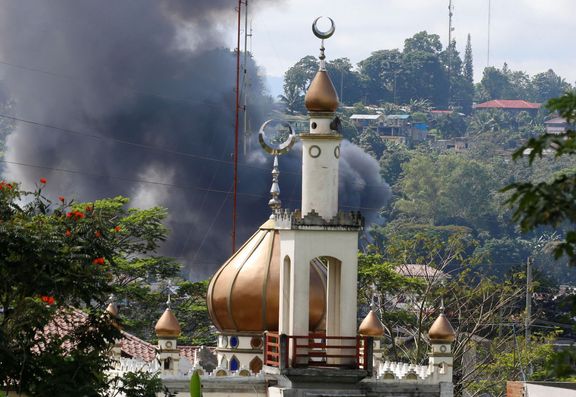 Boje na pozadí mešity ve městě Marawi.