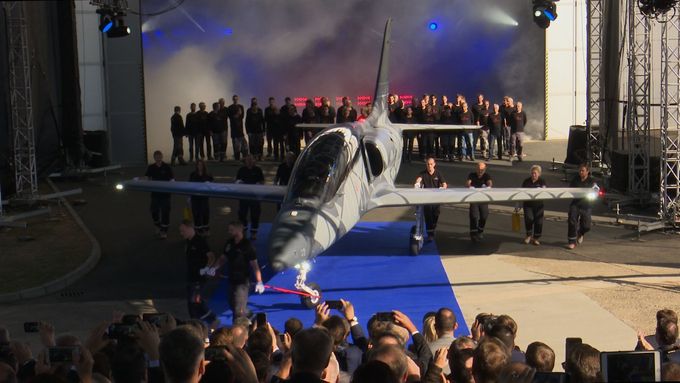 Společnost Aero Vodochody představila nový letoun L-39NG.