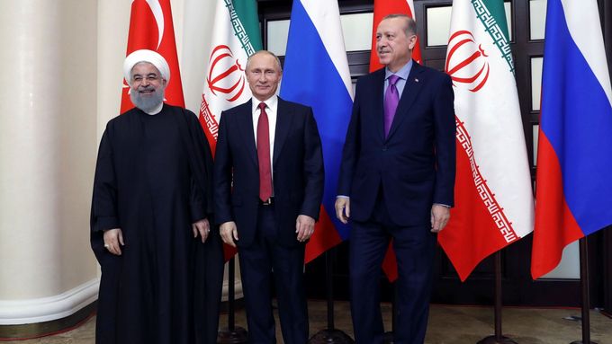 Íránský prezident Hasan Rúhání, ruský prezident Vladimír Putin a turecký prezident Recep Tayyip Erdogan.