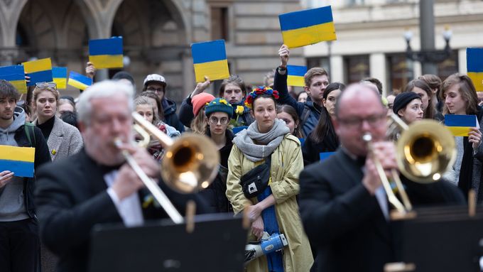 Členové orchestru Národního divadla ve čtvrtek na náměstí Václava Havla zahráli ukrajinskou státní hymnu.