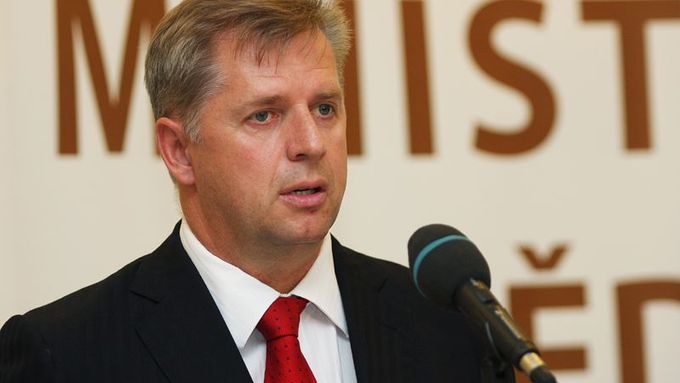 Petr Bendl poprvé ve svém novém působišti. Premiér Nečas jej ve čtvrtek uvedl do úřadu.