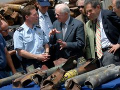 Bývalý americký prezident James Carter si prohlíží rakety Kassám dopadlé do Sderotu
