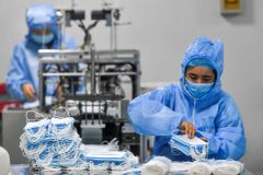 Čína nutí Ujgury vyrábět roušky a zdravotnické pomůcky. Dostaly se i do Evropy