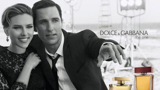 Černobílá reklama Dolce & Gabbana (2013): Scarlett Johansson a Matthew McConaughey v romantickém příběhu režiséra Scorseseho na ulicích NY.