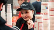 V Praze se otevírá první pobočka legendárních amerických hamburgerů. Five Guys láká na obří sendviče s extra ingrediencemi i milkshake se slaninou. Ceny jsou ale vyšší.