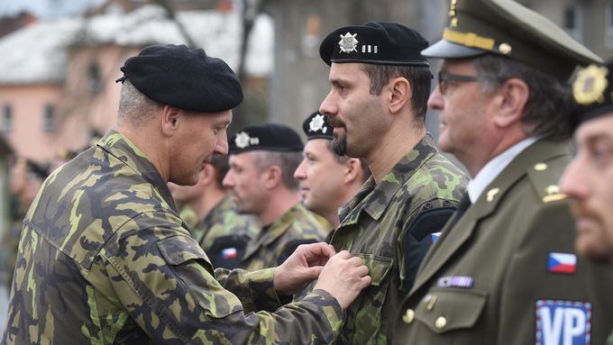 Útvary vojenské posádky Olomouc uctily 11. listopadu slavnostním nástupem Den válečných veteránů. Vlevo je velitel Velitelství vojenské policie Olomouc Miroslav Mureček.