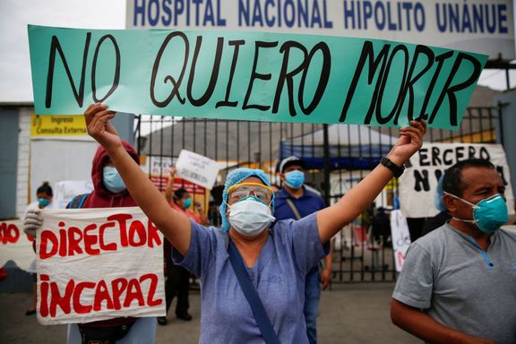 "Nechci zemřít" stojí na transparentu jedné zdravotnice protestující v Limě proti nedostatku ochranných pomůcek.