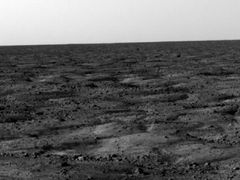 Jeden z prvních snímků povrchu Marsu poslaných sondou Phoenix.