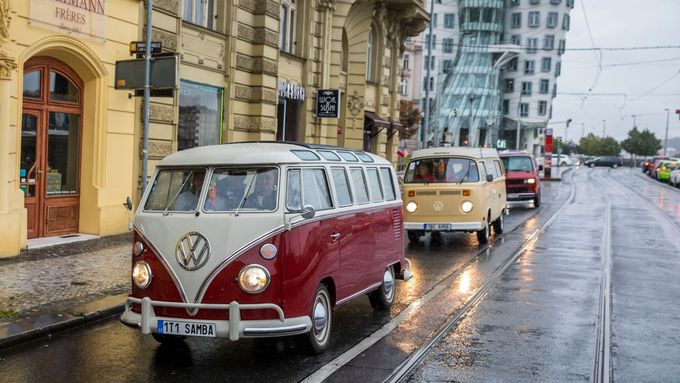 Oslava za deště. Prahou projel štrúdl 120 Volkswagenů Transporter všech generací