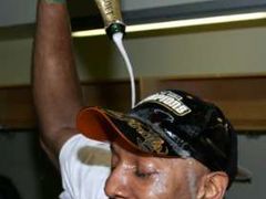 Basketbalista Miami Heat Alonzo Mourning slaví sprškou šampaňského zisk titulu v NBA.