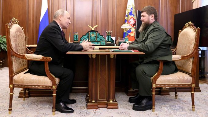 Ruský prezident Vladimir Putin při setkání s čečenským vůdcem Ramzanem Kadyrovem v Kremlu (28. září 2023).