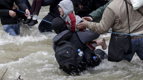 Migranti už podmínky na zavřené hranici nevydrželi, zkusili ji přejít přes řeku