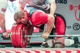 David Lupač byl průběžně po první disciplíně třetí (výkon 425 kg)...