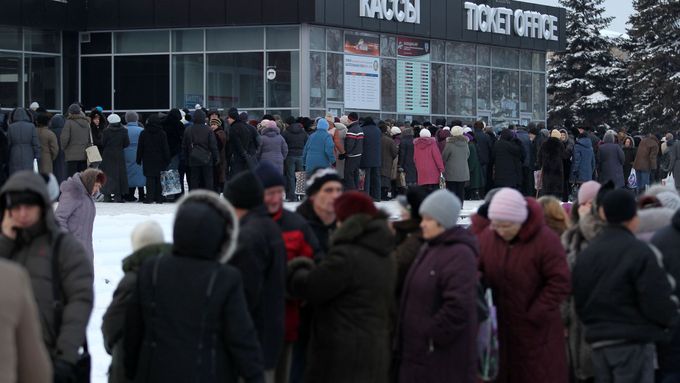 Foto: Zima udeřila, Doněčtí stojí ve frontách na jídlo