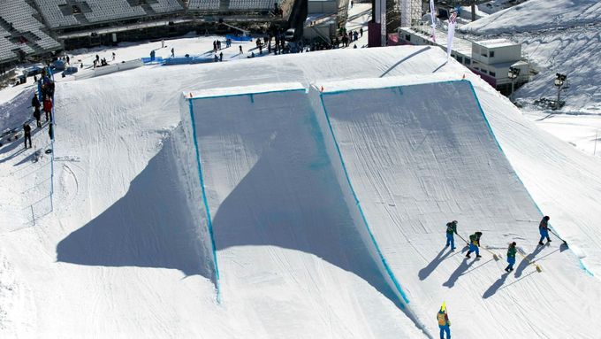 Nejen superfavorit Shaun White, ale i další snowboardisté mají s olympijskou tratí v Soči problém.