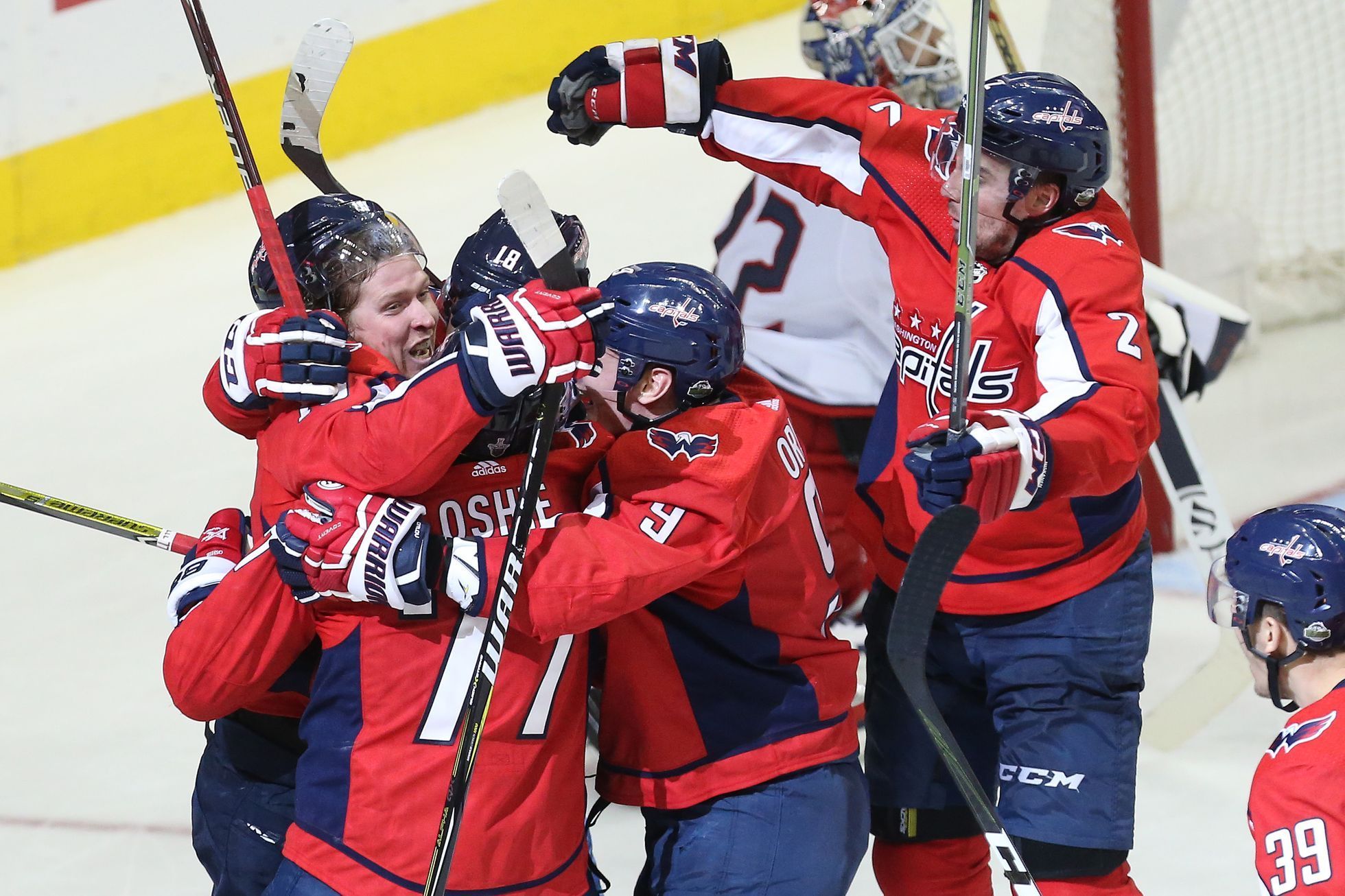 NHL, Washington - Columbus: Hokejisté Capitals oslavují vítězný gól Nicklase Bäckströma (zcela vlevo) v prodloužení pátého utkání prvního kola play off.