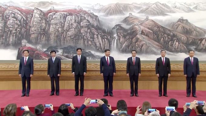 Si Ťin-Pching představil nejvyšší soudruhy Číny. Musíme zůstat mladí duchem, vzkázal.