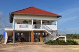 Toto zdravotní centrum bylo postaveno v provincii Koh Kong za české peníze. Pro místní vesničany představuje jediný přístup k lékařské péči.