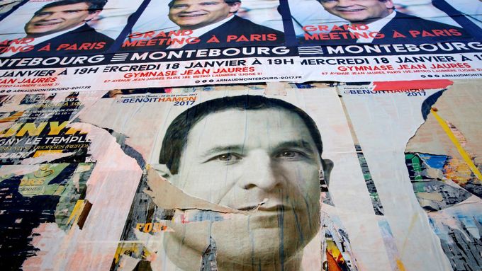 Plakáty Arnauda Montebourga a Benoita Hamona (dole). První neuspěl, druhý překvapivě vyhrál v prvním kole primárek socialistů.