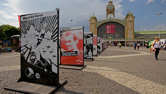 Panelová výstava před Průmyslovým palácem připomíná 100. výročí založení Československa.