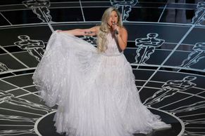 Foto: Sošky z lega i dokonalá Lady Gaga. Top momenty Oscarů