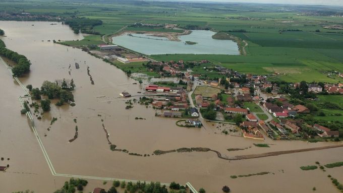 Letecký pohled na zaplavené Zálezlice. Autor: Ministerstvo životního prostředí