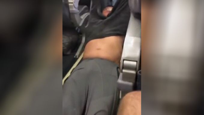 Posádka United Airlines násilím vyvedla pasažéra z přeplněného letadla.