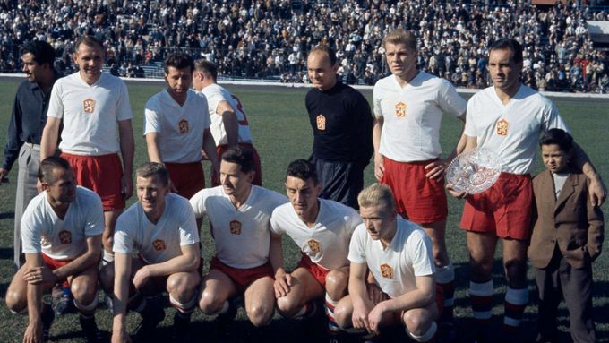 Mužstvo Československa ve finále MS 1962 proti Brazílii. Josefa Jelínka najdete v podřepu zcela vpravo.