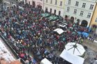 Tisícovka lidí podpořila v Chebu odvolaného starostu Jalovce a místostarostku Lickovou