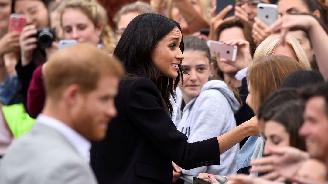 Podle deníku The Times princ Harry jednomu z nyní už bývalých asistentů královské rodiny rozmlouval stížnost na chování Meghan před třemi lety.