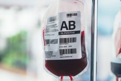 Británie vyplatí další odškodné pacientům kvůli skandálu s kontaminovanou krví