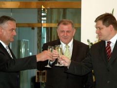 Ján Slota, Vladimír Mečiar a Robert Fico při podpisu koaliční smlouvy