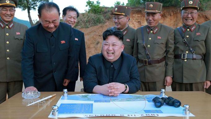 Severokorejský vůdce Kim Čong-un s armádními špičkami.