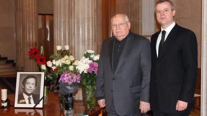 Velvyslanec Kolář s Michailem Gorbačovem při pietní akci na počest zesnulého prezidenta Václava Havla.