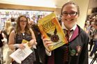 Harry Potter kdysi vrátil děti ke knize. Kéž by je nyní přivedl do divadla, přeje si Rowlingová