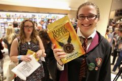 Stárnoucí Harry Potter je knižní hit. Prokletého dítěte se za dva dny prodalo 20 tisíc kusů