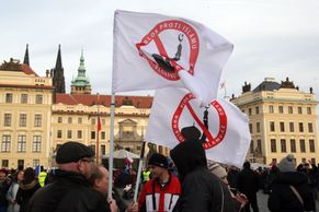 Foto: Bouřlivé demonstrace v Praze. Proti islámu i na podporu uprchlíků