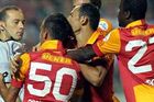 VIDEO Hráč Galatasaraye má za napadení sudího stop 11 zápasů