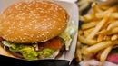 K aprílovým žertům se v roce 1998 připojila společnost Burger King, a to novou nabídkou hamburgerů speciálně připravených pro leváky. Obsahovat měly naprosto stejné ingredience jako ty pro praváky, ovšem s tím rozdílem, že všechny přísady byly otočeny o 180 stupňů, a tedy vhodnější pro lidi s dominantní levou rukou. Mnoho Američanů se domáhalo novinky na pobočkách rychlého občerstvení.