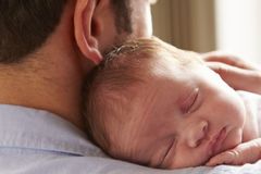 Otec při porodu? Nemocnice mohou chtít platit jen nadstandard, rozhodl Ústavní soud