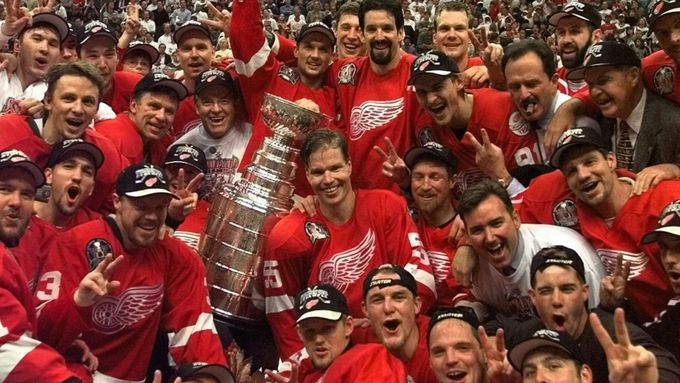 V roce 1998 získali hráči Detroitu druhý Stanley Cup za Ilitchovy éry.