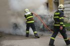 Zkoumání stop zajištěných při požáru ve Velkých Výklekách na Nymbursku potrvá týdny