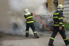 Zkoumání stop zajištěných při požáru ve Velkých Výklekách na Nymbursku potrvá týdny