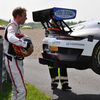 Timo Bernhard sleduje, jak mostečtí pořadatelé odvážejí jeho rozbité Porsche během závodu ADAC GT Masters 2019